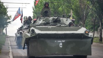 俄罗斯从乌克兰边境召回1200辆战车至200架飞机