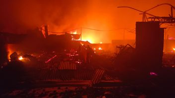 Arus Pendek Listrik Sebabkan Tempat Furniture dan Penampungan Limbah B3 di Pulogadung Ludes Terbakar