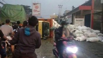 Straw Sack Filled Truck Overturned At Pasar Kemis Tangerang