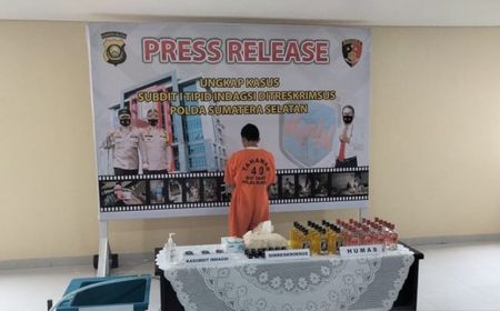 Polda Bongkar Rumah Industri Minuman Keras Oplosan di Palembang