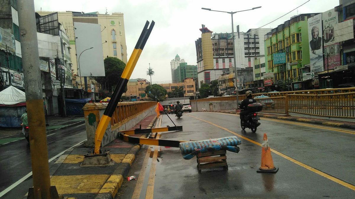 被水泥车撞倒，丹那阿邦市场地下通道障碍杆倒塌