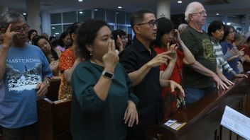 Christmas Eve Mass, Crowded Disabilities Of The Catholic Church Of Santa Virgin Maria Not NoDING In Tangerang