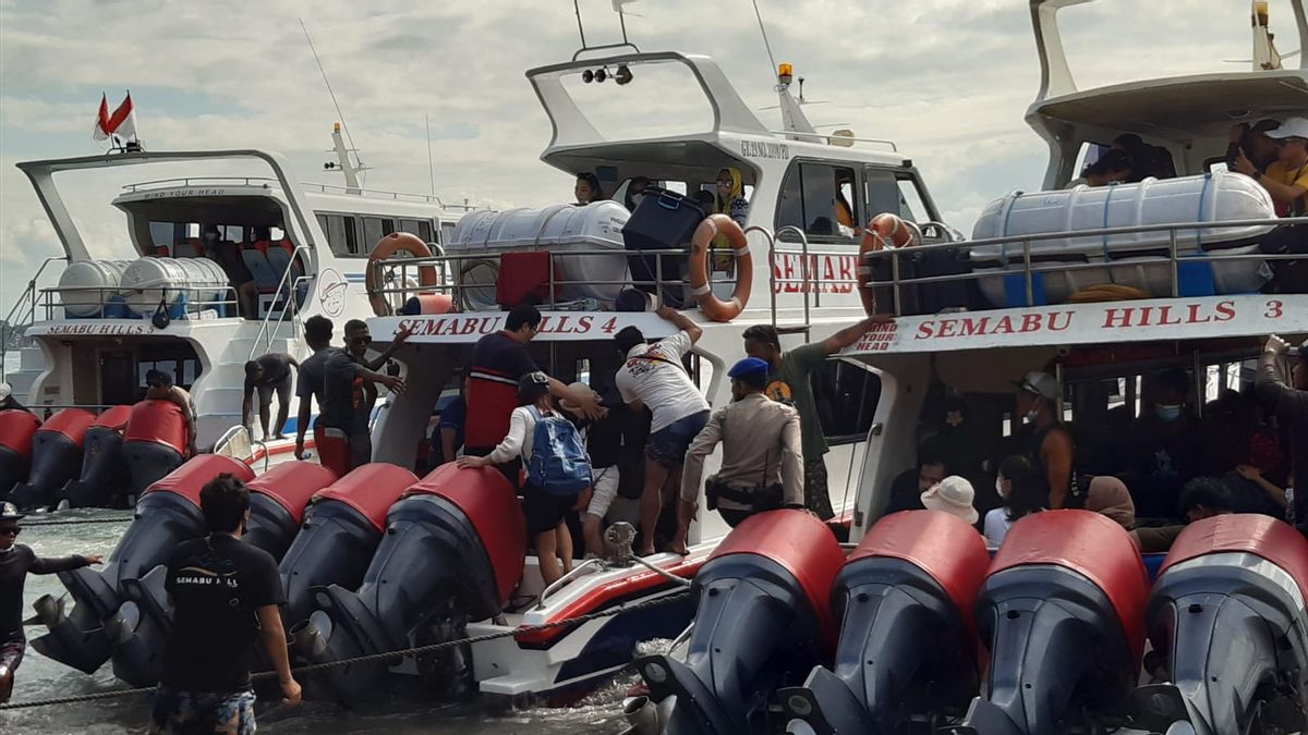 観光客がヌサペニダバリ、容量を超えて乗客を運ぶ警察によって捕まった4隻の船を埋める
