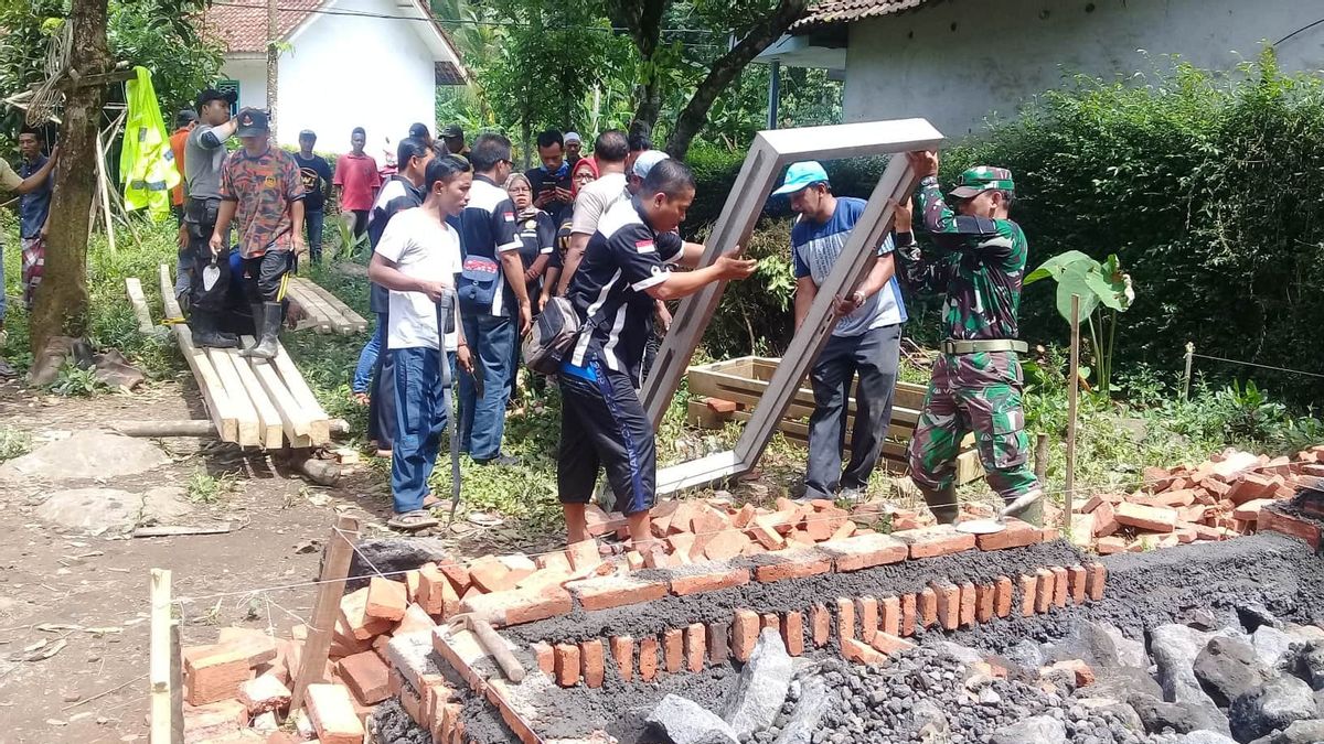 TNI-Polriは武器を残し、Cianjur地震によって被害を受けた家を建てることができない住民を助けます