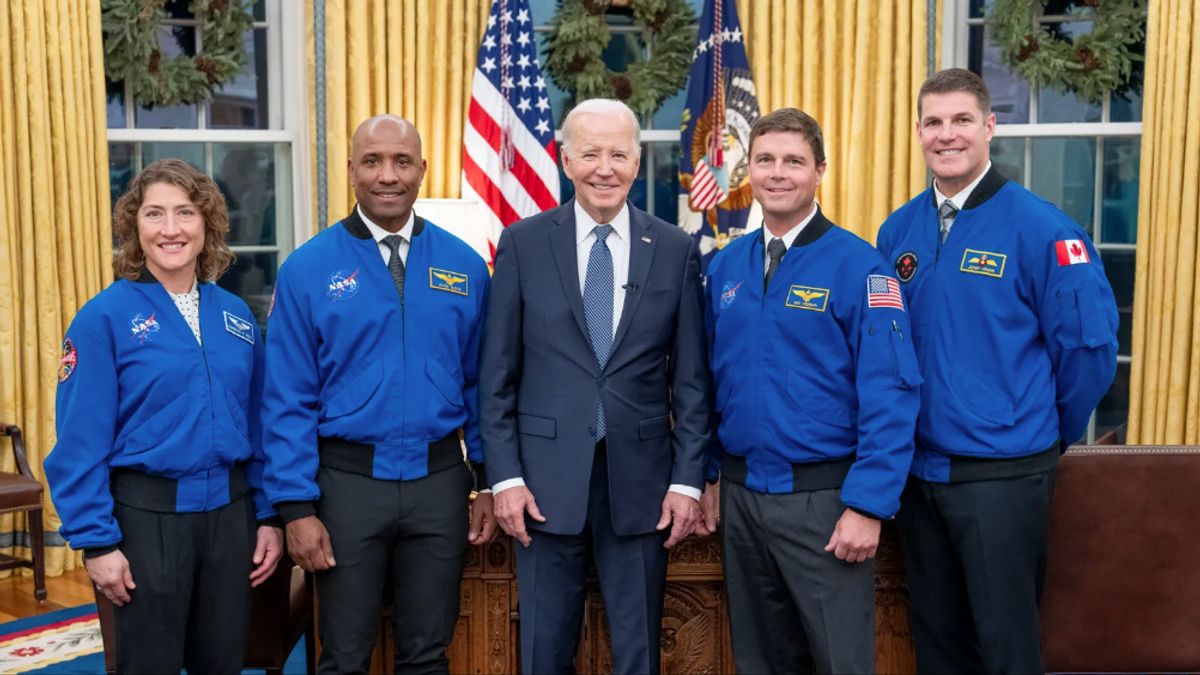 Quatre membres de la mission Artemis de la NASA rencontrent le président américain Joe Biden