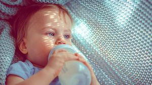 Kapan Sebaiknya Bayi Berhenti Minum Susu Formula? Ini Jawab Ahli