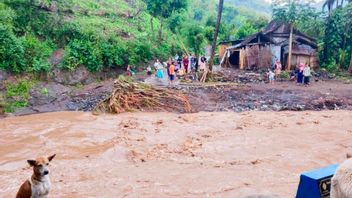 洪水はシトゥボンド、漂流橋、何百人もの孤立した住民を襲った