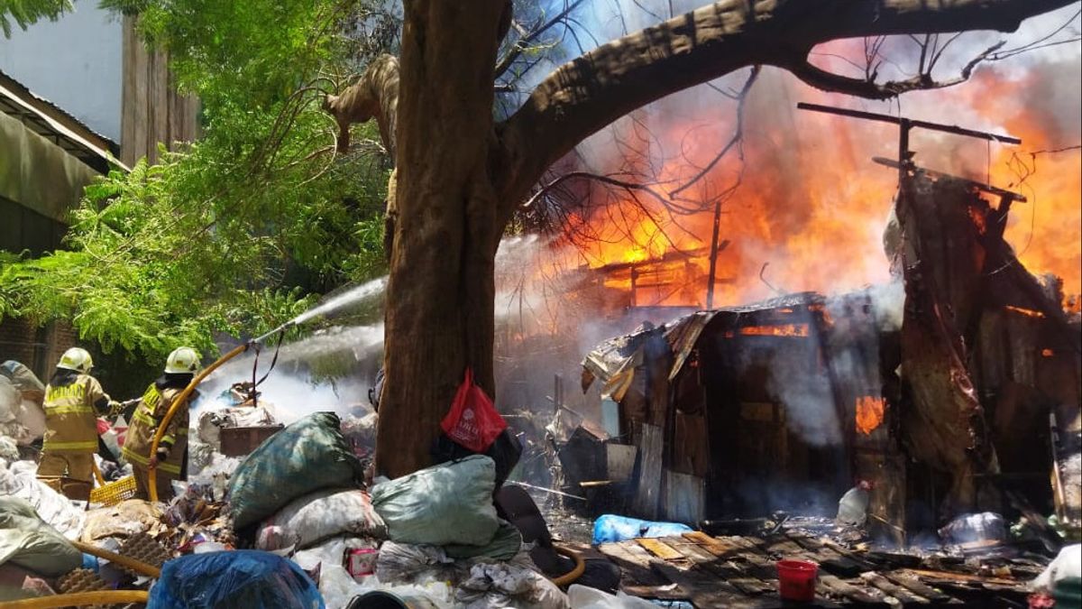 Lapak Barang Bekas di Kedoya Terbakar, 15 Unit Damkar Diturunkan