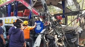 避开道路交叉口疑似Eka Cepat巴士致命事故在Ngawi撞到Sugeng Rahayu巴士