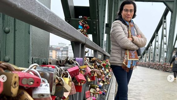 Sri Mulyani Pelesir ke Jembatan Cinta Frankfurt: Hatiku dan Hatimu Tergembok Abadi