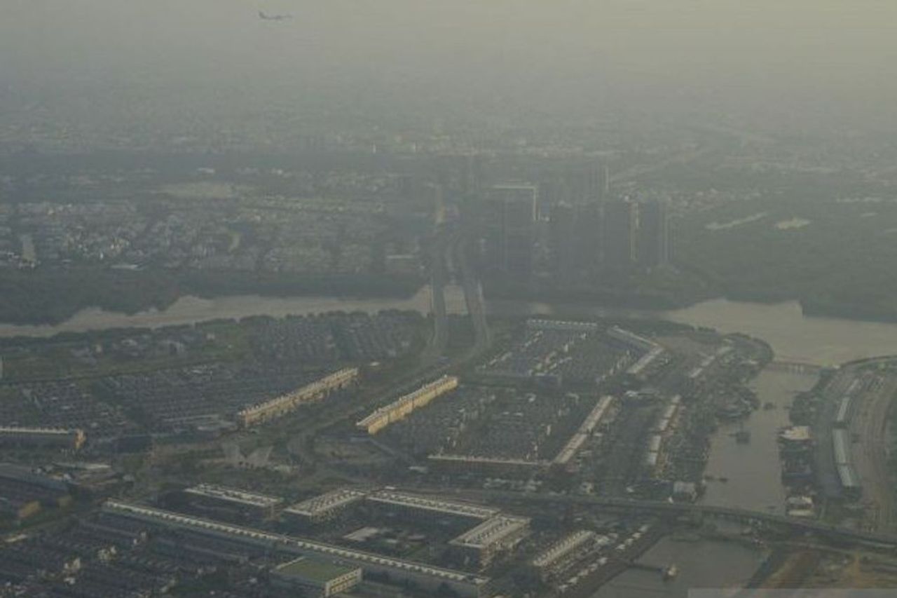 ジャカルタの大気質が再びディソールされ、DKI州政府は地域を厳しく監視するよう求めています 汚染生産工場