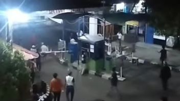 在社交媒体上疯传，雅加达市中心Kemayoran的两组居民卷入斗殴，他们互相投掷石块和竹子