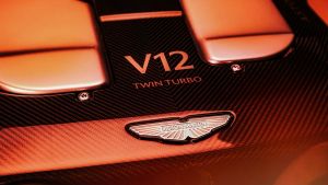 阿斯顿·马丁(Aston Martin)在电气化波中间维持V12发动机