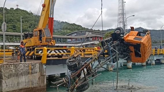 孔雀5号码头水泥运输卡车坠毁 疏散