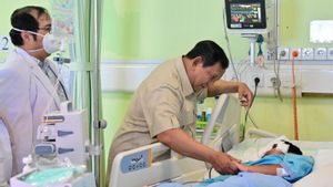 Prabowo Jenguk Korban Ditabrak Mobil Angkut MBG: Cepat Sembuh Ya