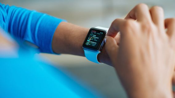 in : les jeunes utilisent des smartwatches pour les besoins des médias sociaux