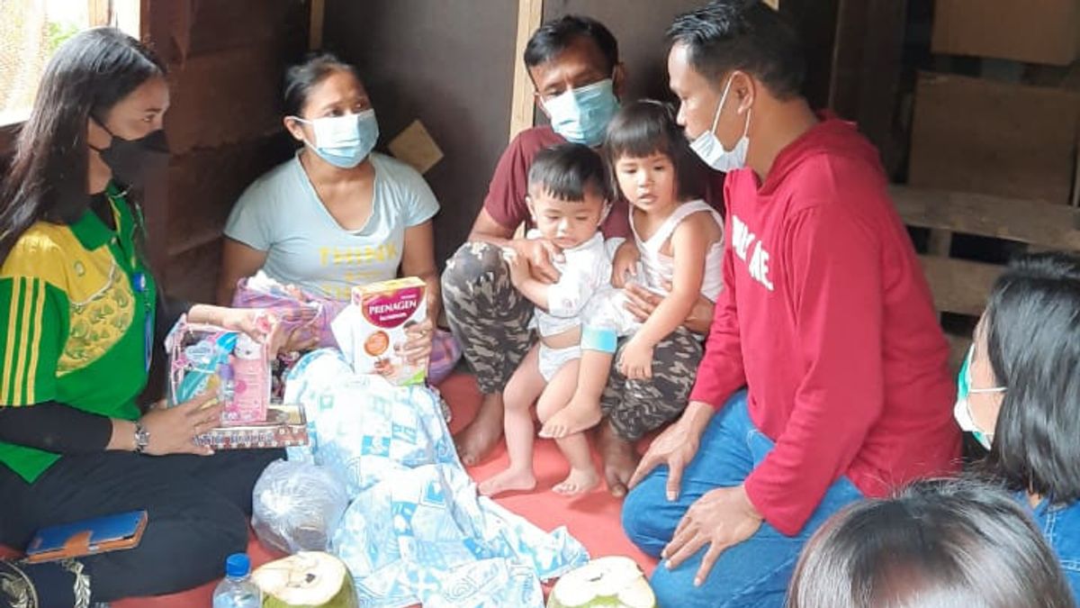 Sad, A Woman Gives Birth In North Sumatra Must Be Stretched Due To Poor Road Access