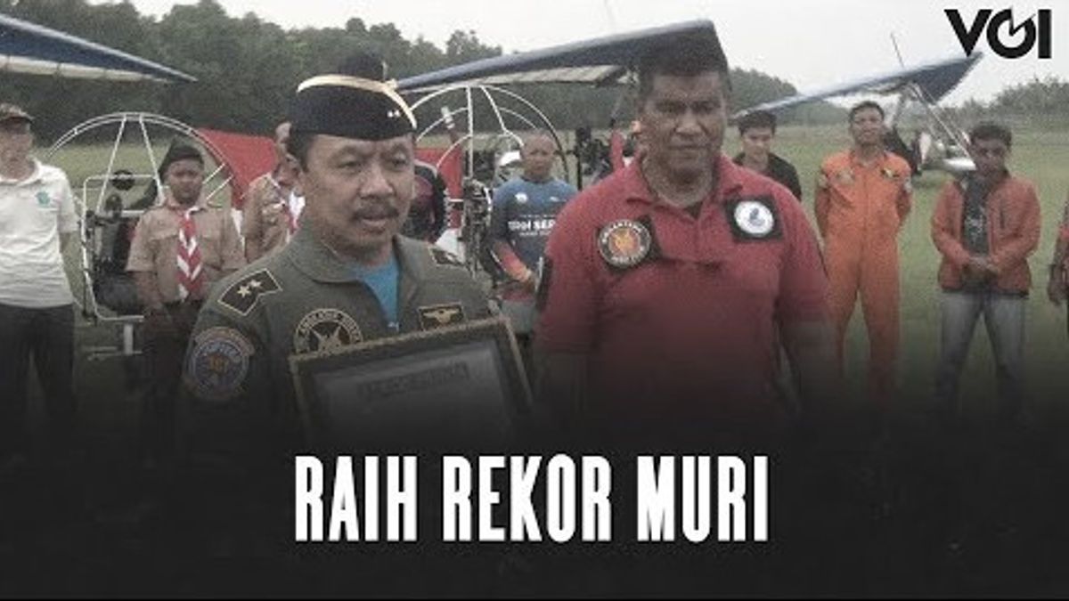 视频：印度尼西亚共和国成立77周年，77名飞行员在30个城市举起红白旗