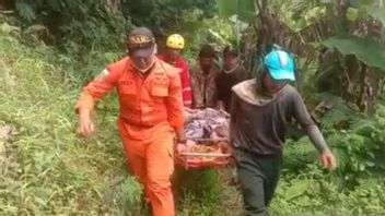SAR Team Evacuation Of 2 People Who Fall Into The Abyss In Ciamis