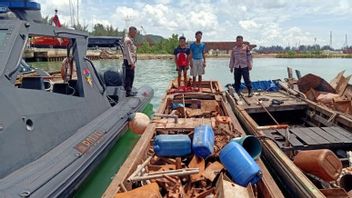 7 海盗 1.8吨用驳船装载的废铁在巴淡岛水域