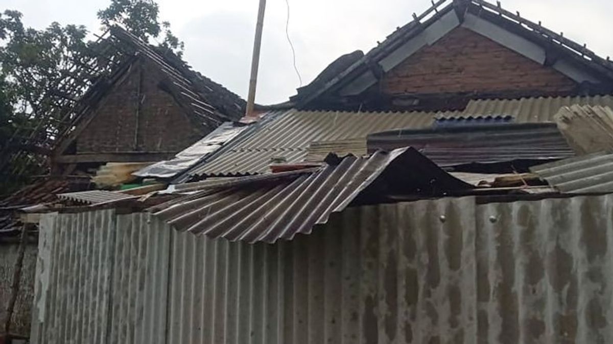 Heavy Rain Accompanied By Strong Winds In Malang, Some Houses Are Damaged