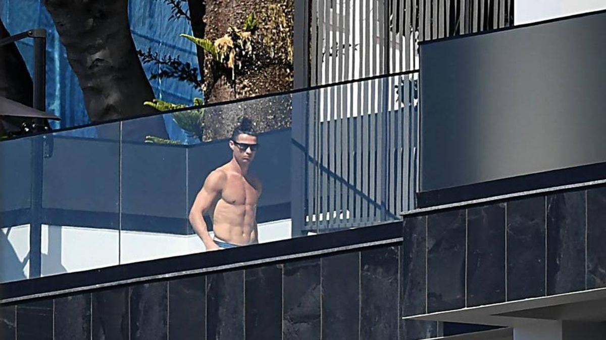 Ronaldo’s Luxury Home, Cet Homme Prend Un Maillot De La Juventus Et Une Casquette De Baseball