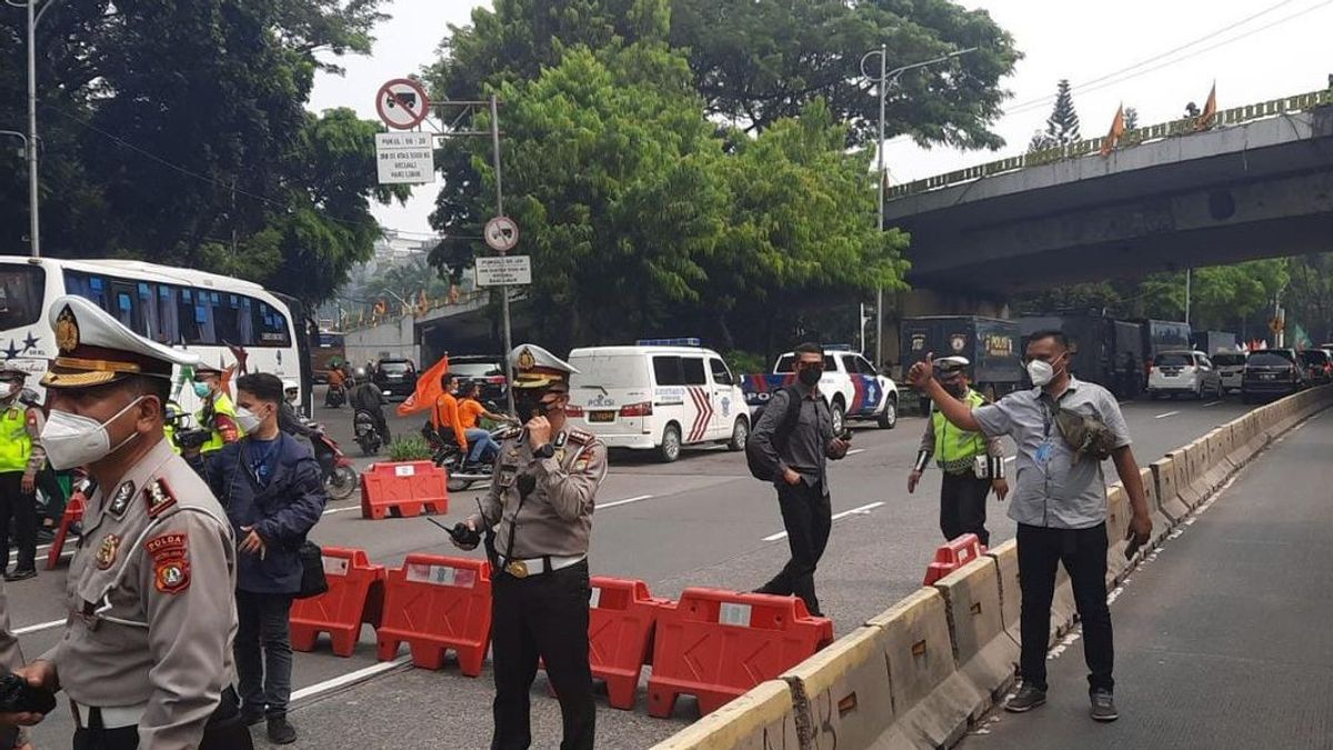 Kawal Aksi Demonstrasi, Ribuan Polisi Berjaga di Patung Kuda dan DPR