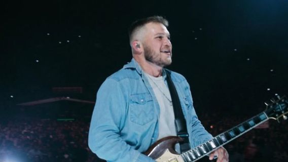 Zach Bryan Pecahkan Rekor Penonton Konser Berbayar Terbesar di AS