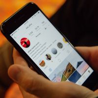 Pandemi Bikin Kita Makin 'Kepo' pada Hidup Orang Lain, Penelitian Menjelaskannya