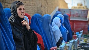 塔利班禁止妇女重返中学，但允许有严格规则的大学