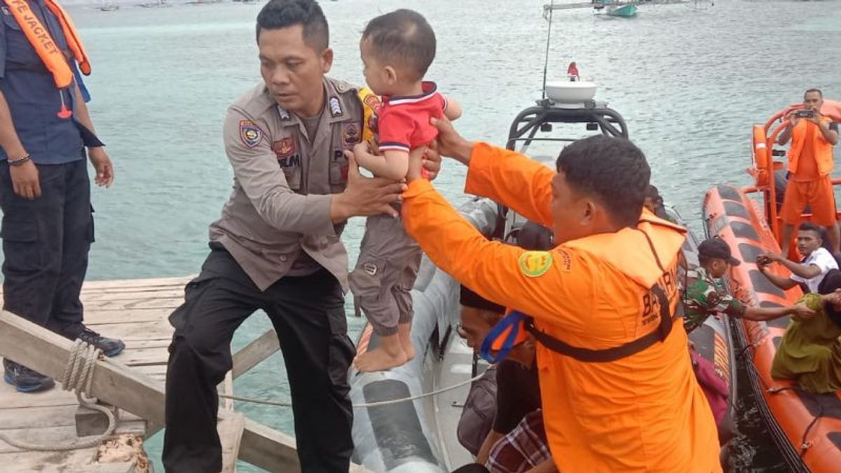 Berangkat dari Labuan Bajo Kapal Berpenumpang 17 Orang Karam di Tengah Laut, Evakuasi Berjalan Lancar