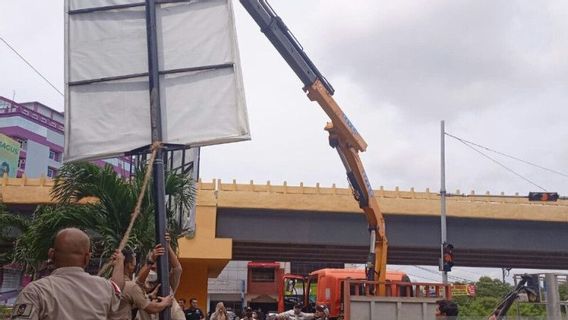 State Loss Billions Of Rupiah, 151 Illegal Billboard Poles In Pekanbaru Dismantled