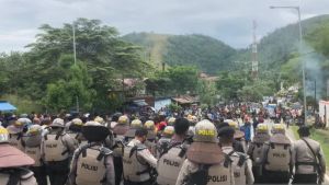 Demo 'Save Lukas Enembe', Polisi Amankan 14 Simpatisan Bawa Sajam Hingga Bom Ikan