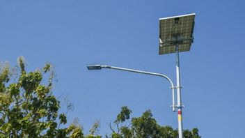 エネルギー鉱物資源省がチラキャップリージェンシーにソーラー街路灯を提示
