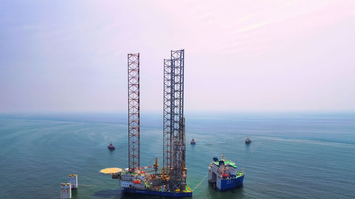 Emerald DrILLer Rig Jackup Ready To Operate In The Java Sea