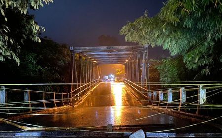 Jembatan Cicangor Badami-Loji Karawang Ambles