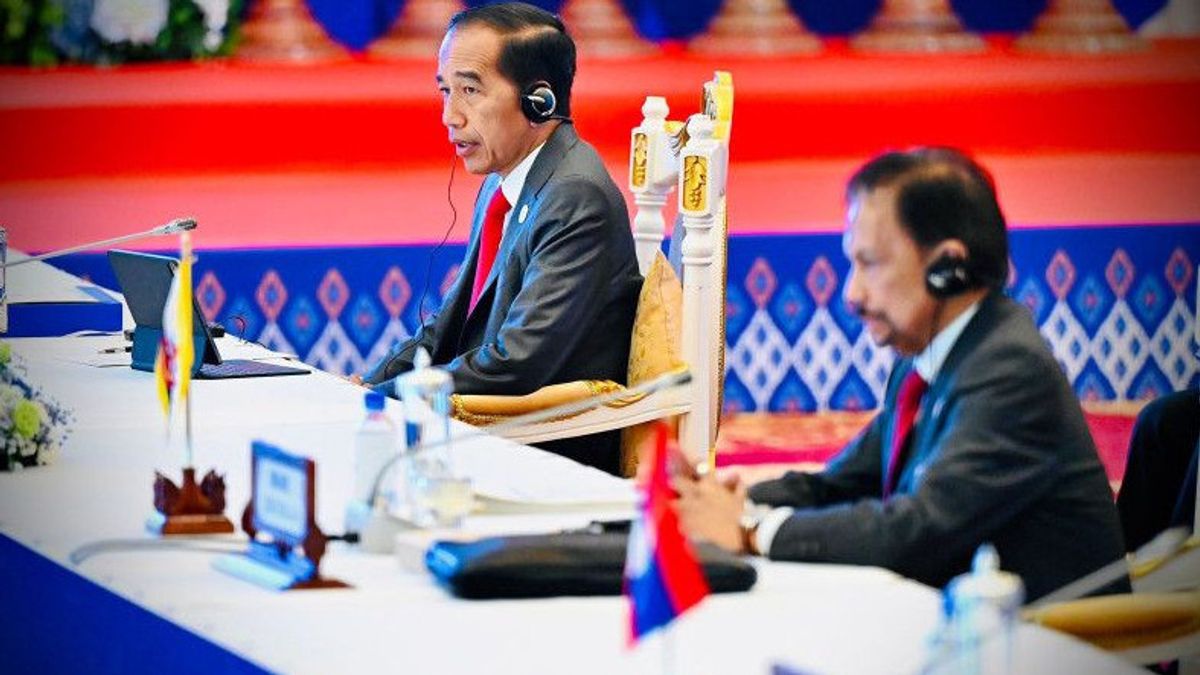 في قمة كمبوديا لرابطة أمم جنوب شرق آسيا، يدعو الرئيس جوكوي إلى وقف العنف في ميانمار