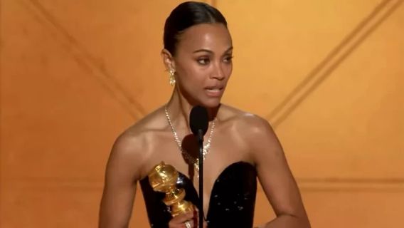 Zoe Saldana Menangis Saat Menang Golden Globes Pertama Kali Lewat Film Emilia Perez