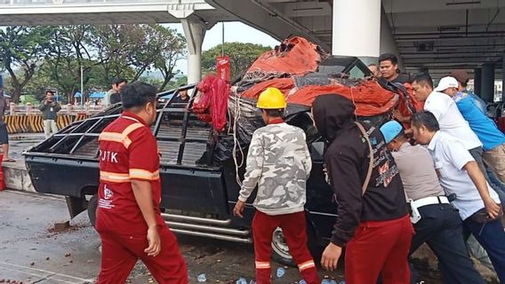 ナンジャクがバカウヘニで船に乗り込んだときのPikap Transport Jengkol Terguling Timpa Mobil