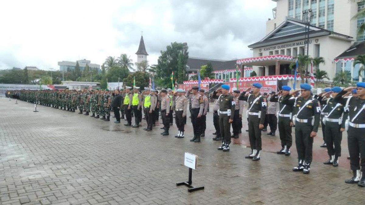 2-961 أفراد الشرطة الوطنية - القوات المسلحة الإندونيسية في مالوكو يؤمنون زيارة عمل جوكوي