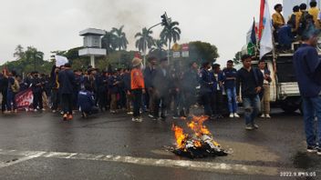 رفض رفع الوقود: مئات الطلاب يغلقون طريق غرب ميرديكا بينما يحرقون الإطارات