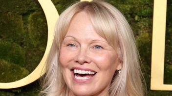 Tampil Tanpa Makeup, Pamela Anderson Tetap Bersinar di Golden Globes 2025