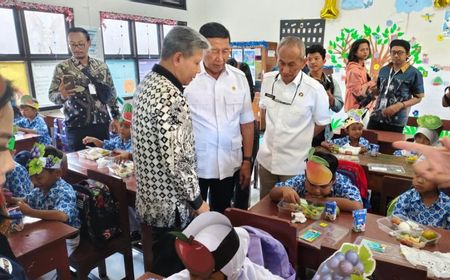 Ketua Watimpres Wiranto Tinjau Uji Coba Makan Bergizi Gratis di Solo