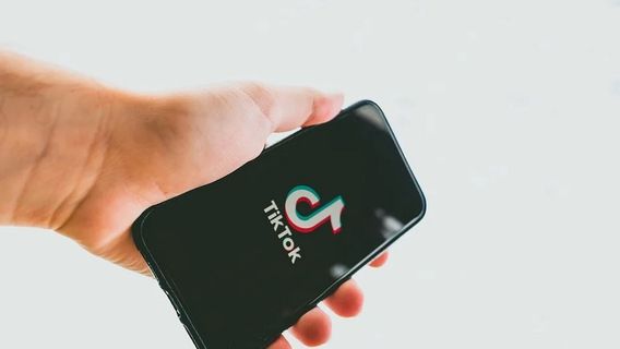 TikTok Avertira Lorsque Les Utilisateurs Partageront Du Contenu Non Vérifié