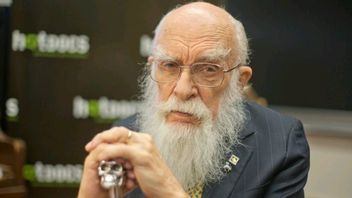 The Amazing Randi, The Gay Magician Who Defeated Houdini, Dies At The Age Of 92