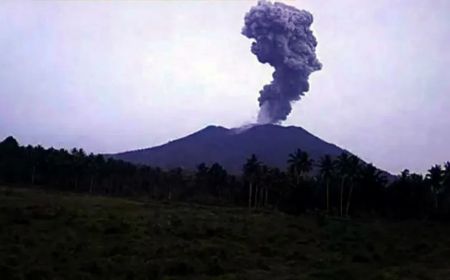 Erupsi Gunung Ibu Belum Mereda, Warga Diminta Tak Aktivitas 3,5 Km dari Kawah