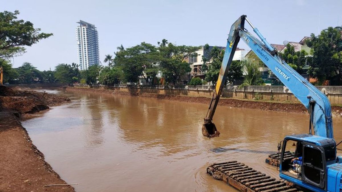 17 Saluran Air di Jakbar Dikeruk Antisipasi Banjir