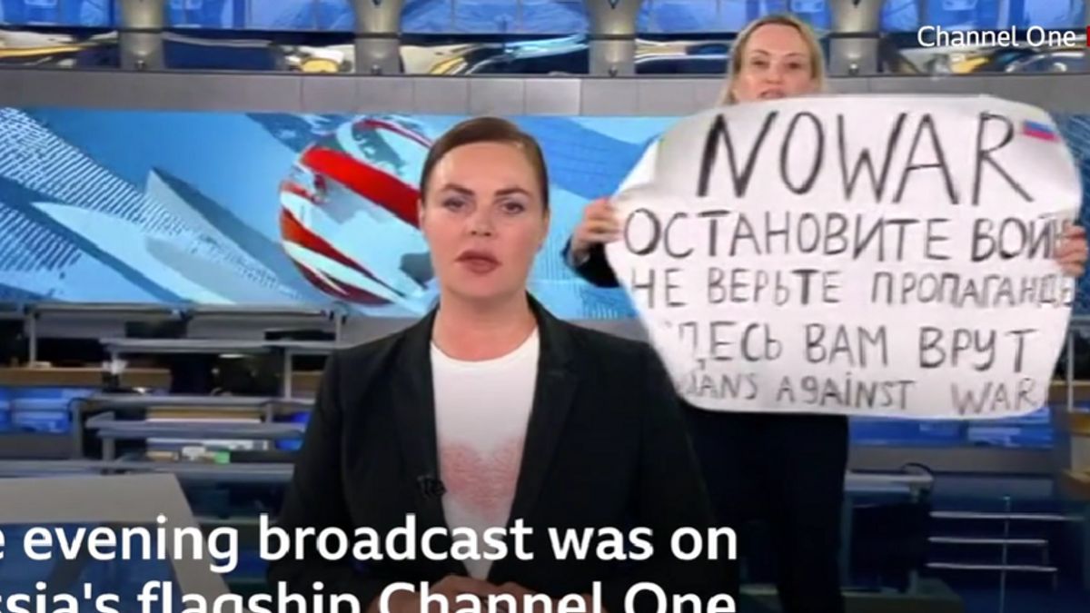 متهور! هذه المرأة تظهر فجأة على القناة 1 التي يسيطر عليها الكرملين ، وتجلب ملصقات مناهضة للحرب