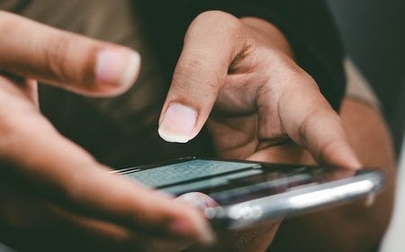 Sebagian Besar Masyarakat Indonesia Mengakses Internet Menggunakan Handphone atau Tablet