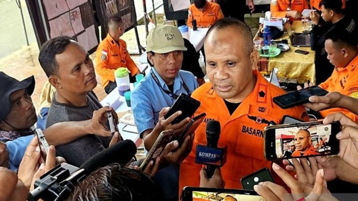 L’évacuation du quatrième jour des victimes de Longsor dans la mine d’or de Gorontalo sous la chute de fortes pluies